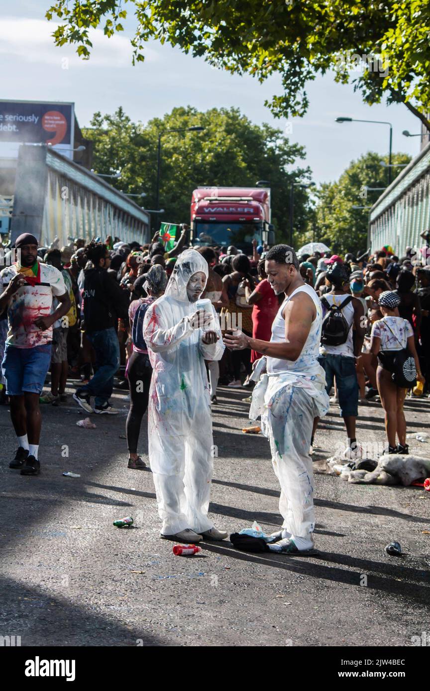 NOTTING HILL, LONDON, ENGLAND 28. August 2022 Teilnehmer der J'Ouvert