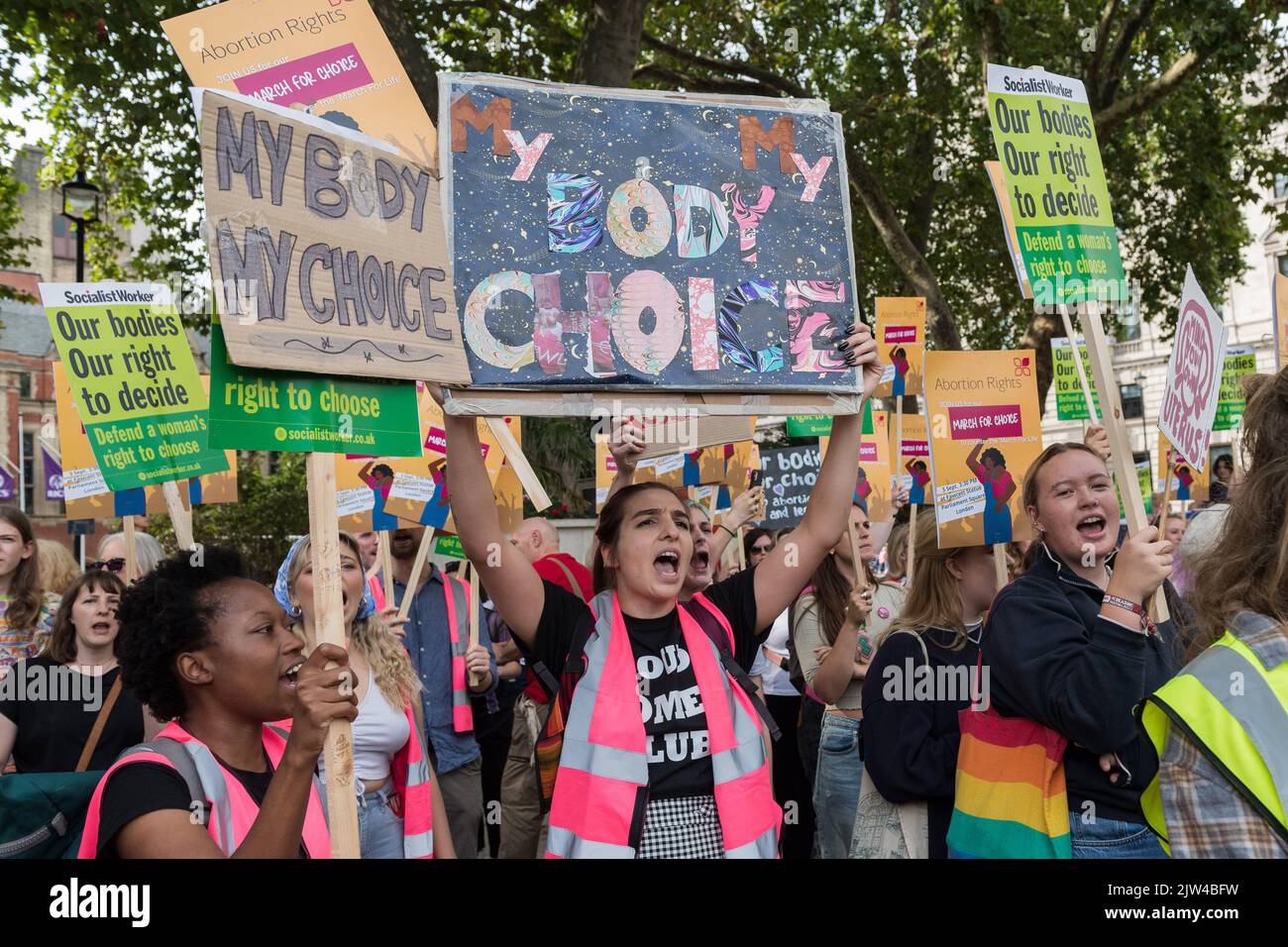 London, Großbritannien. 3.. September 2022. Pro-Choice-Unterstützer führen auf dem Parliament Square eine Demonstration durch, um sich weltweit für die reproduktiven Rechte von Frauen zu einsetzen, als Gegenprotest gegen den parallel stattfindenden Anti-Abtreibungsmarsch „March for Life“. Die Demonstranten drückten auch ihre Solidarität mit Frauen in den USA aus, wo der Oberste Gerichtshof das Gesetz von Roe gegen Wade von 1973, das das verfassungsmäßige Recht auf Abtreibung bestätigte, aufhob. Quelle: Wiktor Szymanowicz/Alamy Live News Stockfoto