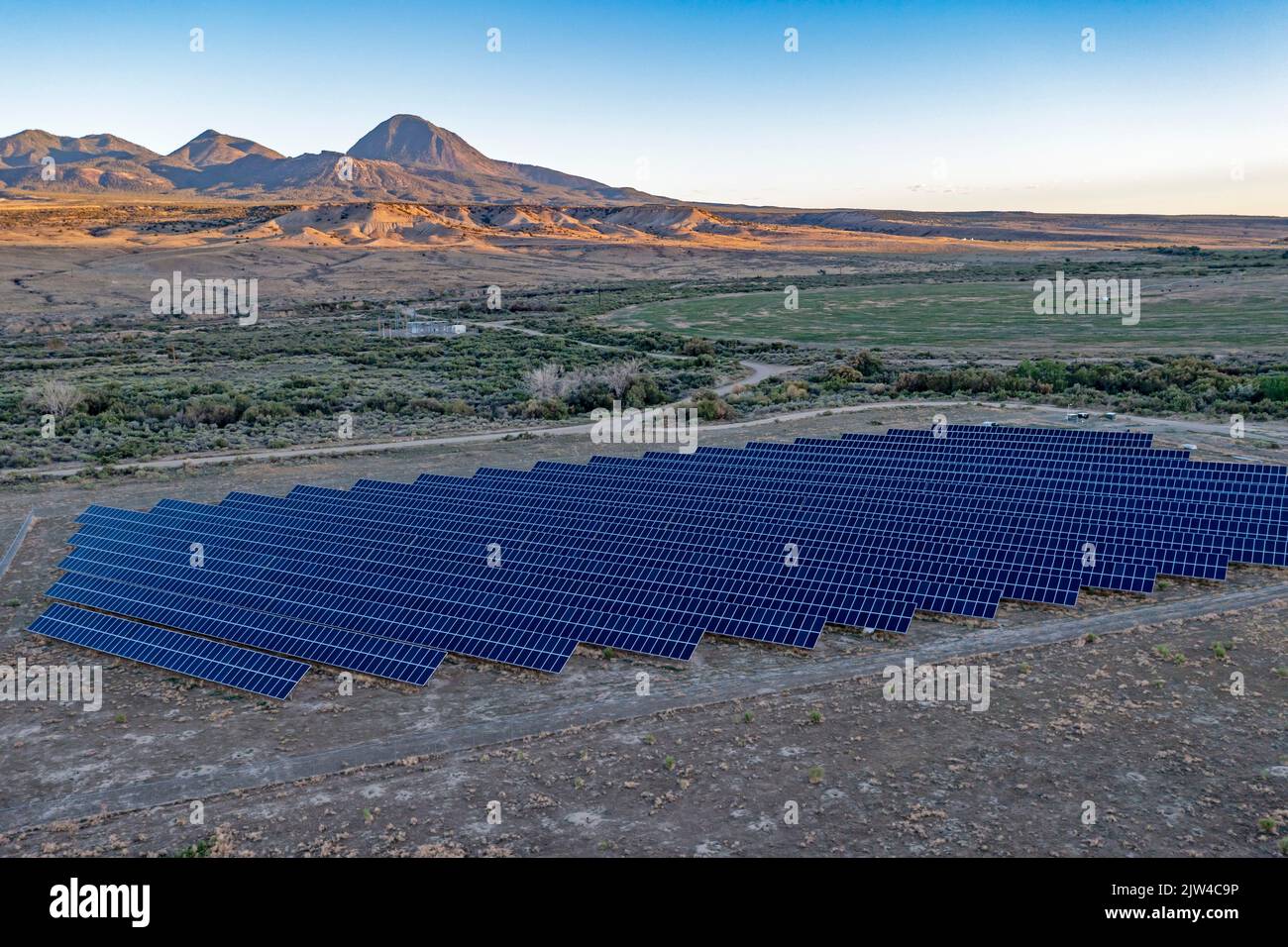 Towaoc, Colorado - Eine Solarfarm, die vom Ute Mountain Ute Stamm im Südwesten Colorados installiert wurde, um seinen Mitgliedern und dem Trib billige Energie zu liefern Stockfoto