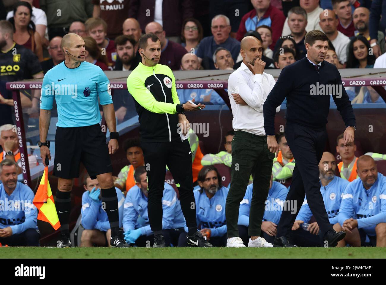 Birmingham, England, 3.. September 2022. Steven Gerrard Manager von Aston Villa wütend auf die Beamten geht zurück zu seinem technischen Bereich während des Premier League-Spiels in Villa Park, Birmingham. Bildnachweis sollte lauten: Darren Staples / Sportimage Stockfoto