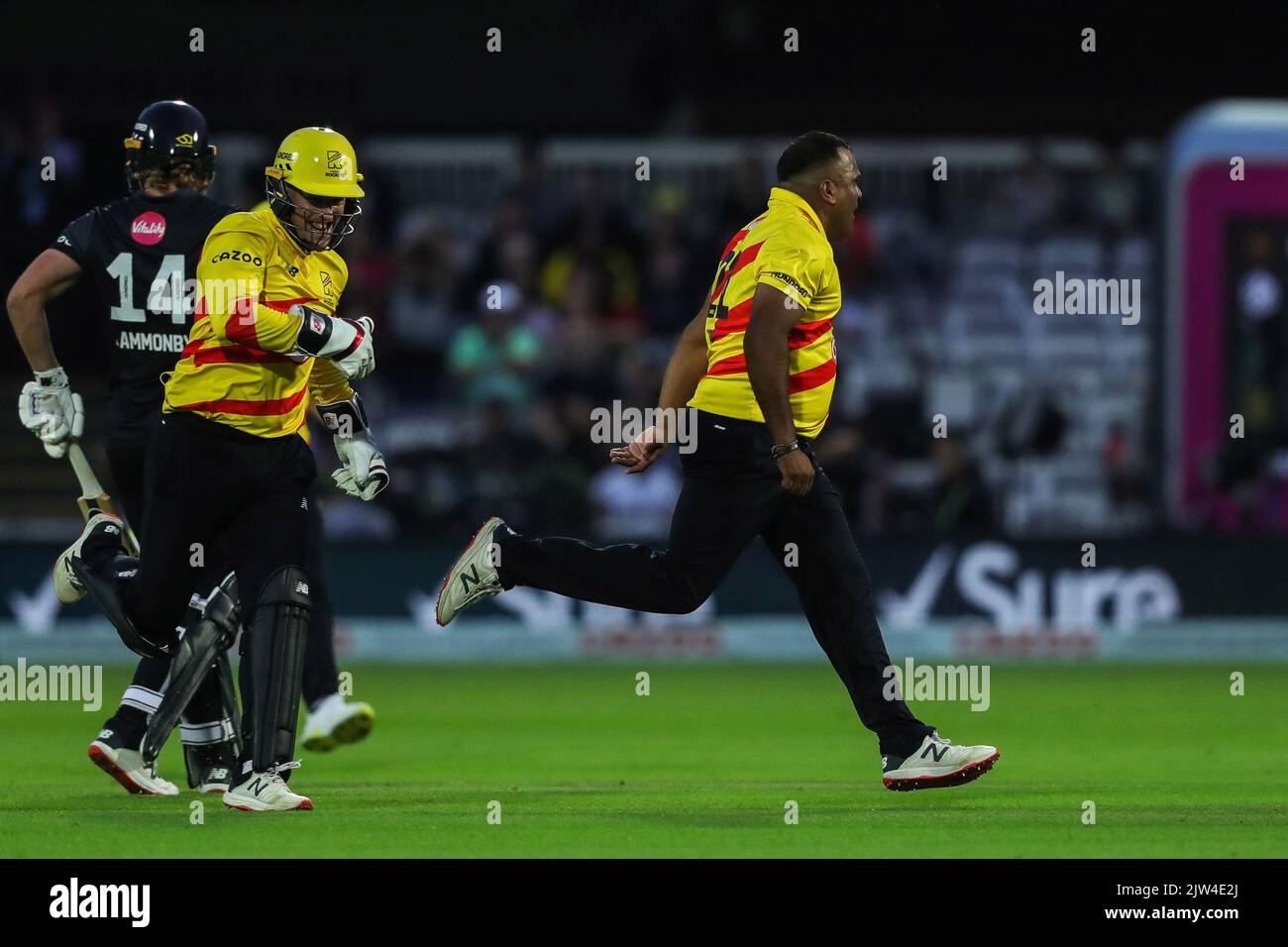 Samit Patel von Trent Rockets feiert, nachdem er Ashton Turner von Manchester Originals mit seinen Teamkollegen während des Finales der Hundert Herren von Trent Rockets gegen Manchester Originals in Trent Bridge, Nottingham, Großbritannien, 3.. September 2022 (Foto von Ben Whitley/News Images) Stockfoto