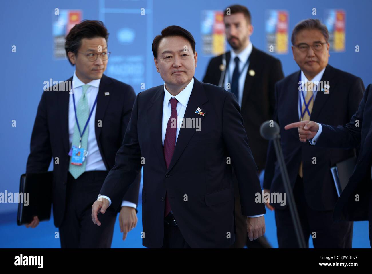 Spanien, Madrid - 30. Juni 2022: Südkoreas Präsident Yoon Suk-yeol (C) nimmt am NATO-Gipfel in Madrid, Spanien, Teil. Stockfoto Spanien, Madrid - 30. Juni 2022: Südkoreas Präsident Yoon Suk-yeol (C) nimmt am NATO-Gipfel in Madrid, Spanien, Teil. Stockfoto