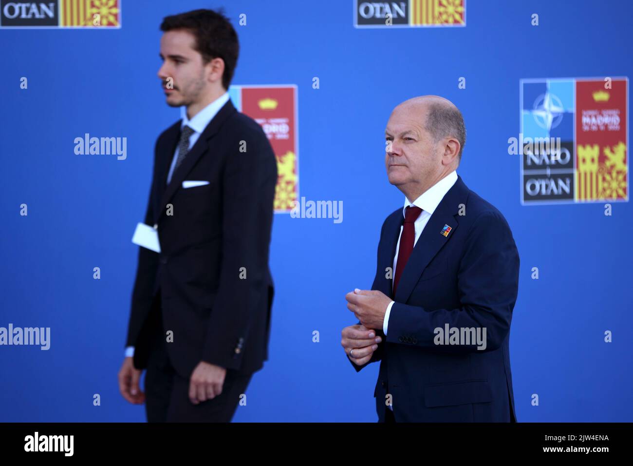 Spanien, Madrid - 30. Juni 2022: Bundeskanzler Olaf Scholz (R) nimmt am NATO-Gipfel in Madrid, Spanien, Teil. Stockfoto