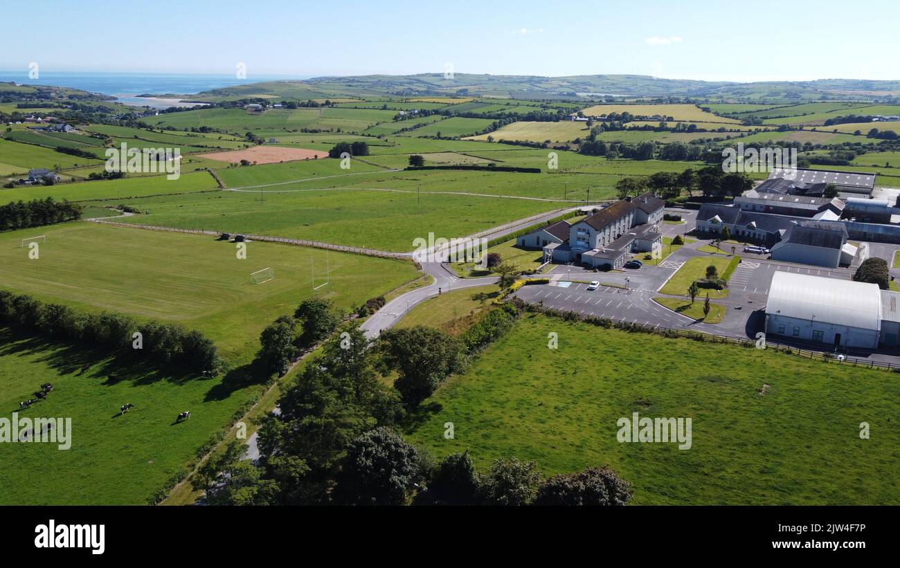 West Cork, Irland, 9. Juli 2022. Clonakilty Agricultural College, Felder an einem sonnigen Sommertag, Gebäude auf grünem Grasfeld, Draufsicht. Stockfoto