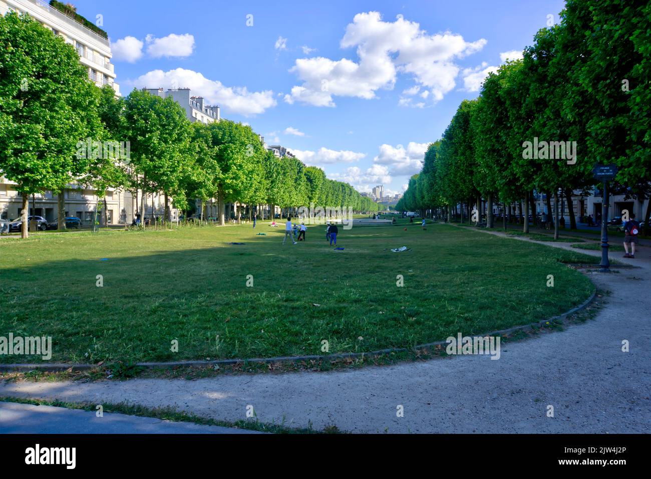 Paris, Frankreich - 27. Mai 2022: Blick auf die Esplanade du Souvenir-Francais mit entspannenden Menschen und Fußballspielen für Kinder Stockfoto