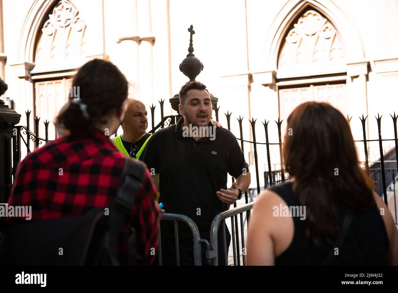 New York, Usa. 03. September 2022. Demonstranten und Sicherheitsbeamter brüllen sich während der Demonstration an. Eine Anti-Abtreibungsgruppe marschiert von der Basilika St. Patrick's Old Cathedral zur nahe gelegenen Planned Parenthood, um Klinikpatienten zu schikanieren, während Anti-Abtreibungsgegner die Aktion mit ihrer monatlichen Klinikverteidigung stören. Kredit: SOPA Images Limited/Alamy Live Nachrichten Stockfoto