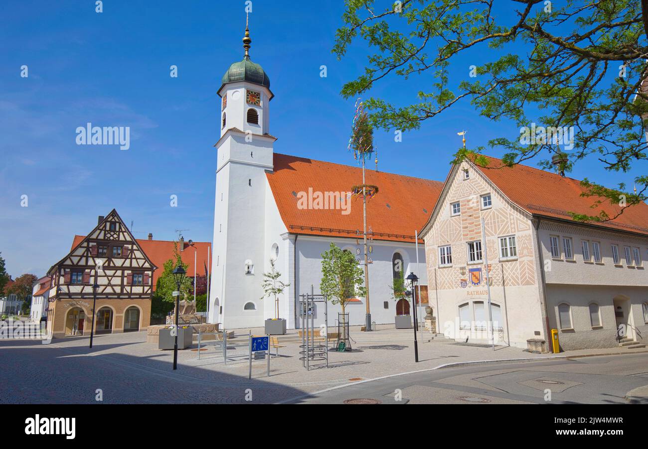 Hayingen, Baden-Württemberg, Deutschland - 20. Mai 2022: Innenstadt von Hayingen mit St.-Vitus-Kirche und Rathaus. Stockfoto