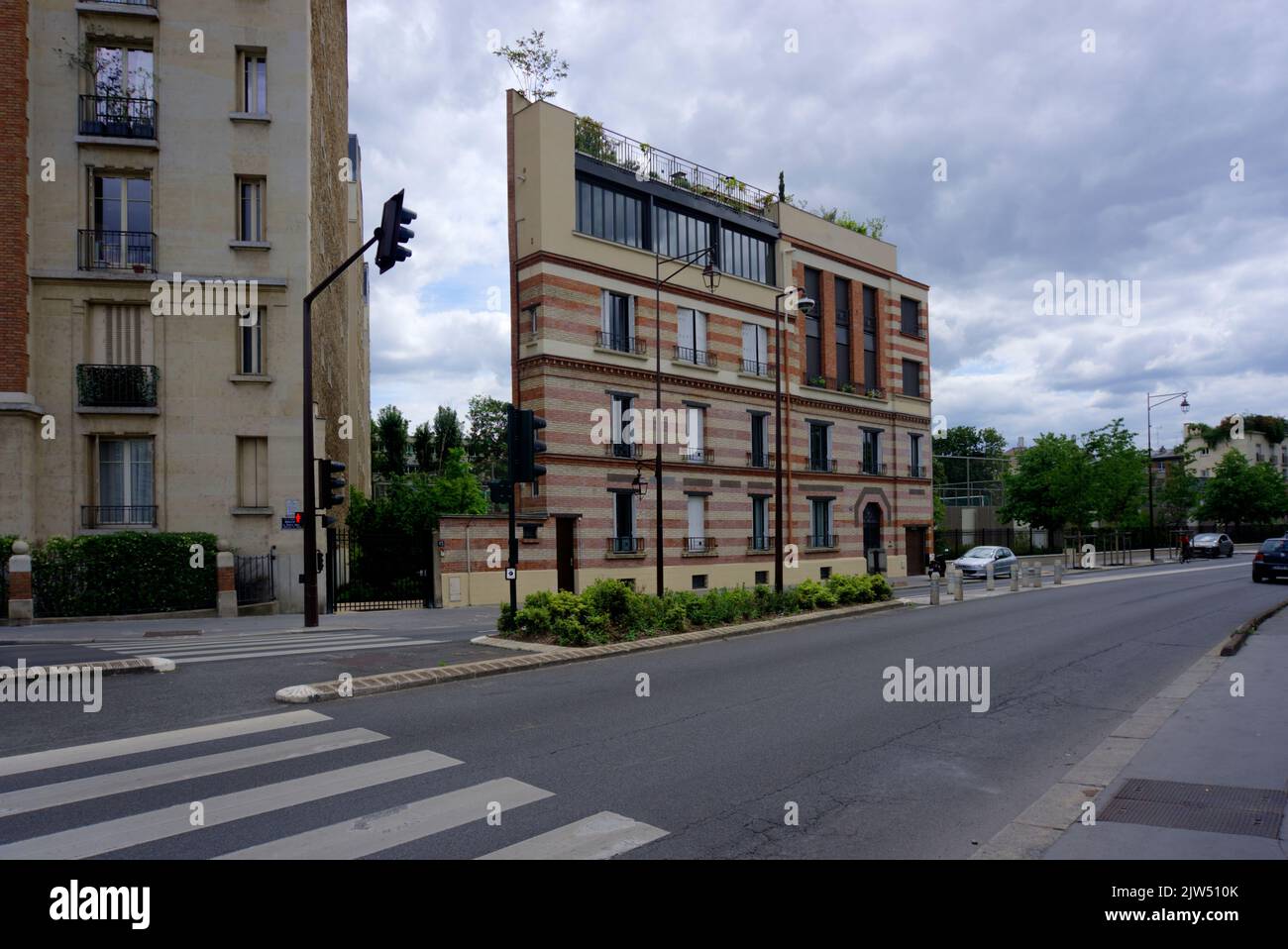 Paris, Frankreich - 29. Mai 2022: Gebäude mit ungewöhnlichem Dreiecksplan in der Nähe von Pont de Neuilly und Ile de Puteaux mit Straße und Verkehr im Vorland Stockfoto