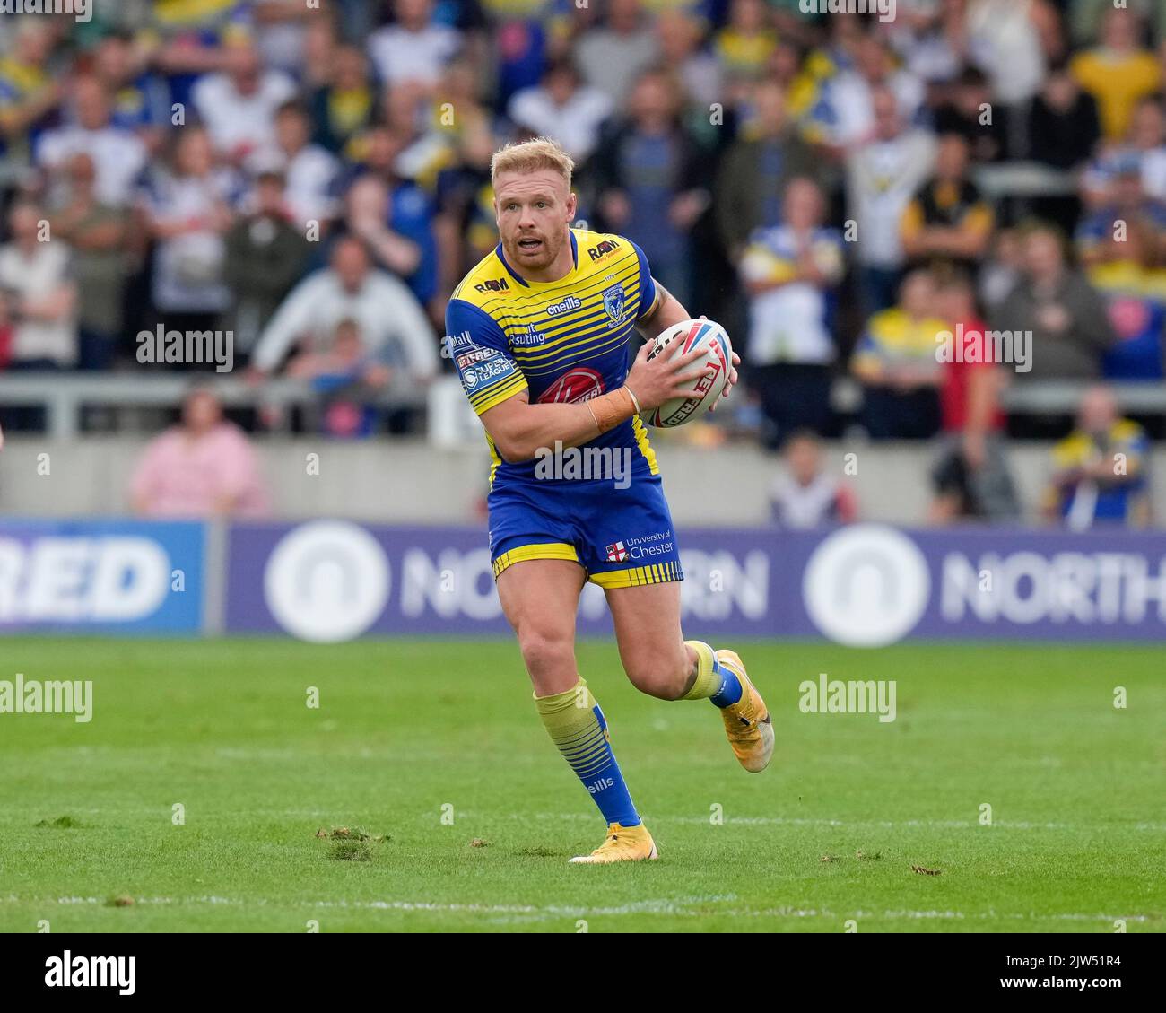 Oliver Holmes #12 von Warrington Wolves läuft mit dem Ball während des Betfred Super League Spiels Salford Red Devils gegen Warrington Wolves im AJ Bell Stadium, Eccles, Großbritannien, 3.. September 2022 (Foto von Steve Flynn/News Images) Stockfoto