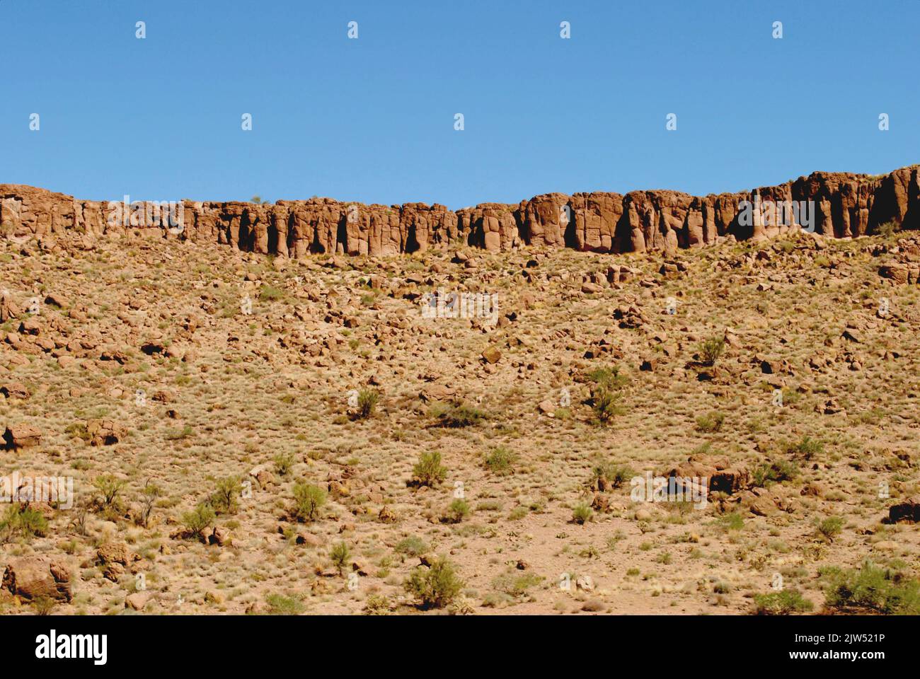 Wüstenlandschaft, Klippen und blauer Himmel Stockfoto