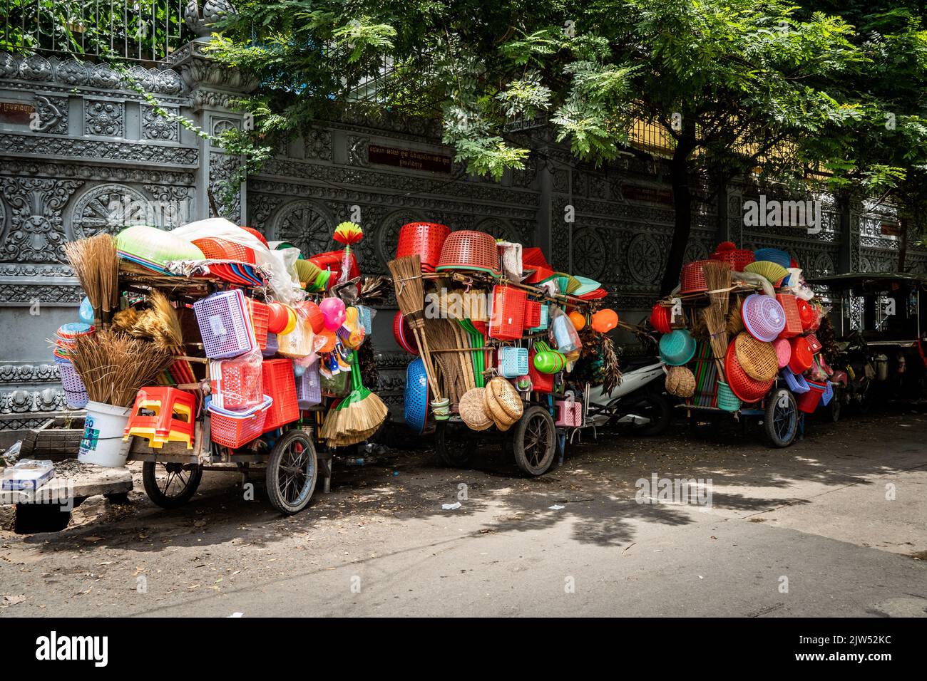 Karren für den Verkauf von Besen und anderen Haushaltsreinigungsgütern sind in Phnom Penh abgestellt zu sehen. Stockfoto