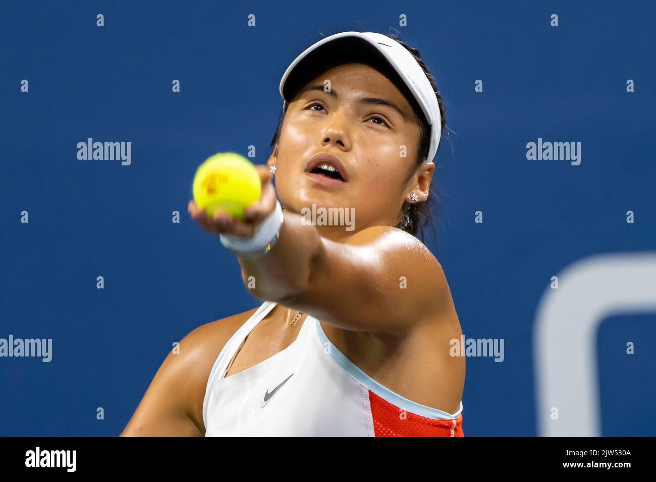 Emma Raducanu (GBR) während ihrer ersten Niederlage bei den US Open Tennis 2022. Stockfoto