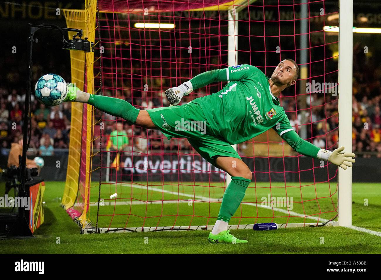 Deventer - Jeffrey de lange, Schieß los.-Adler-Torwart, während des Spiels zwischen Schieß los. Eagles und Feyenoord am 3. September 2022 in De Adelaarshorst in Deventer, Niederlande. (Box zu Box Pictures/Tom Bode) Stockfoto