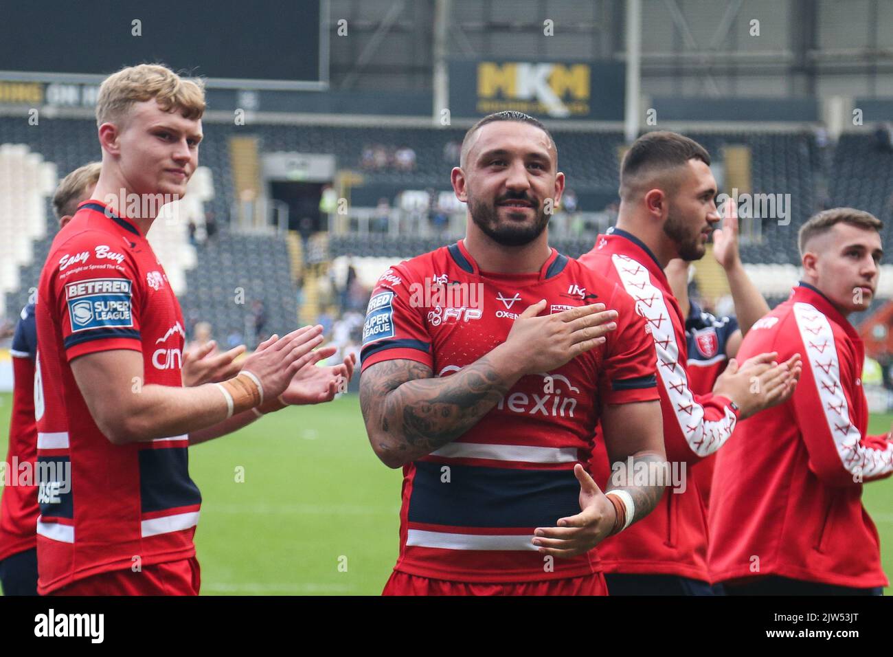 Elliot Minchella #17 von Hull KR klopft nach dem Betfred Super League Spiel Hull FC gegen Hull KR im MKM Stadium, Hull, Großbritannien, 3.. September 2022 das Vereinsabzeichen auf sein Hemd (Foto von David Greaves Fotos/ Via/Nachrichtenbilder) Stockfoto