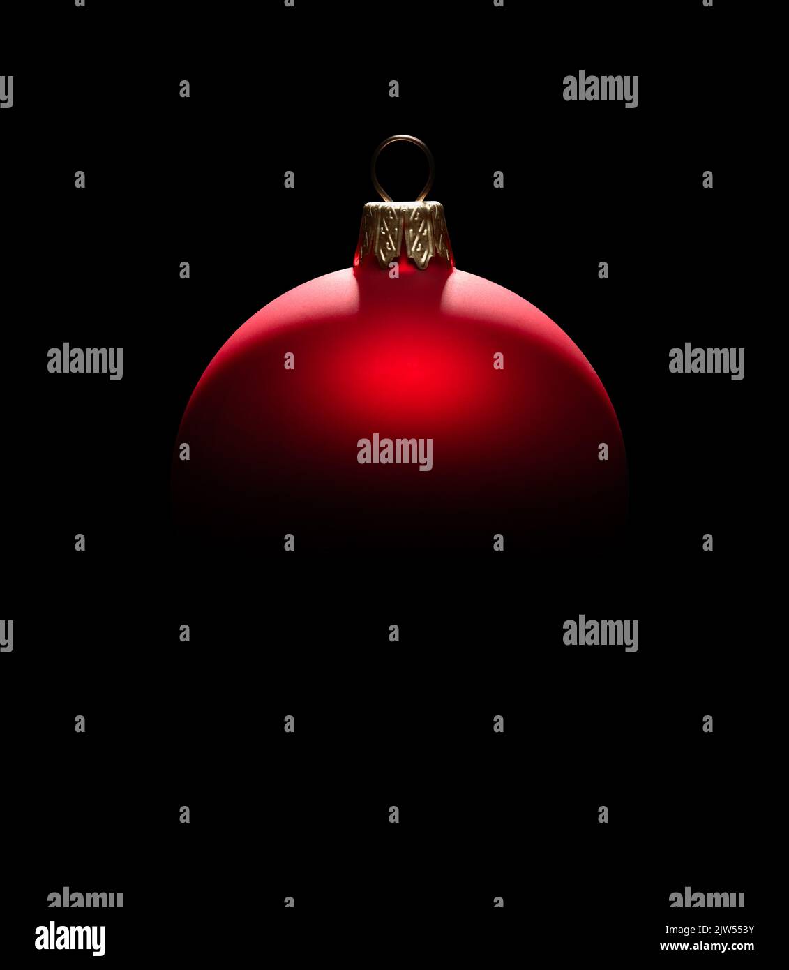 Rote Weihnachtskugel im Hintergrund auf schwarzem Hintergrund Stockfoto