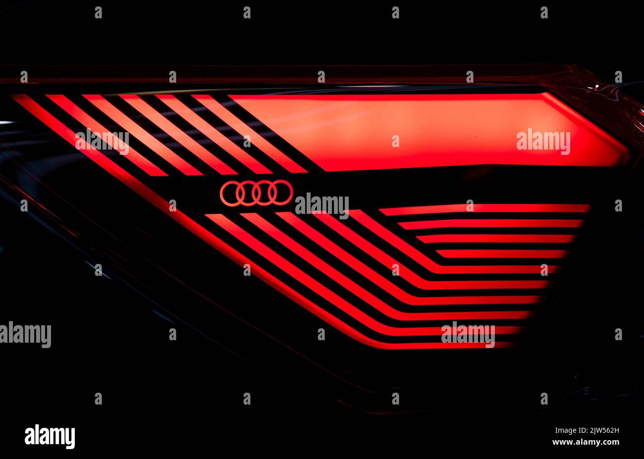 Sofia, Bulgarien - 3. Juni 2022: Nahaufnahme des Audi Logos ist auf einem roten Rücklicht eines Autos auf dem Automobilsalon in Sofia zu sehen. Stockfoto