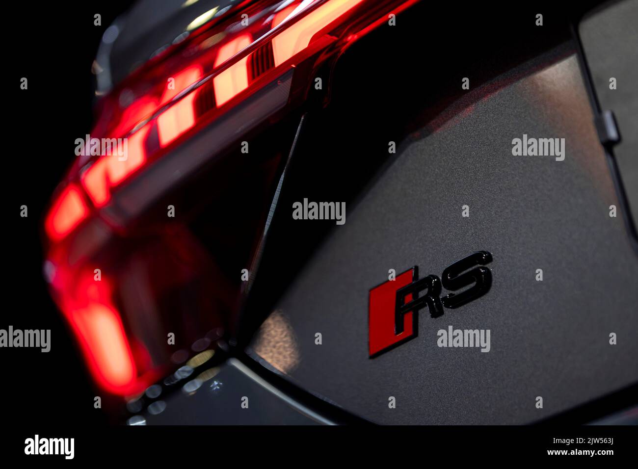 Sofia, Bulgarien - 3. Juni 2022: Nahaufnahme des Audi RS-Logos auf dem Automobilsalon in Sofia. Stockfoto