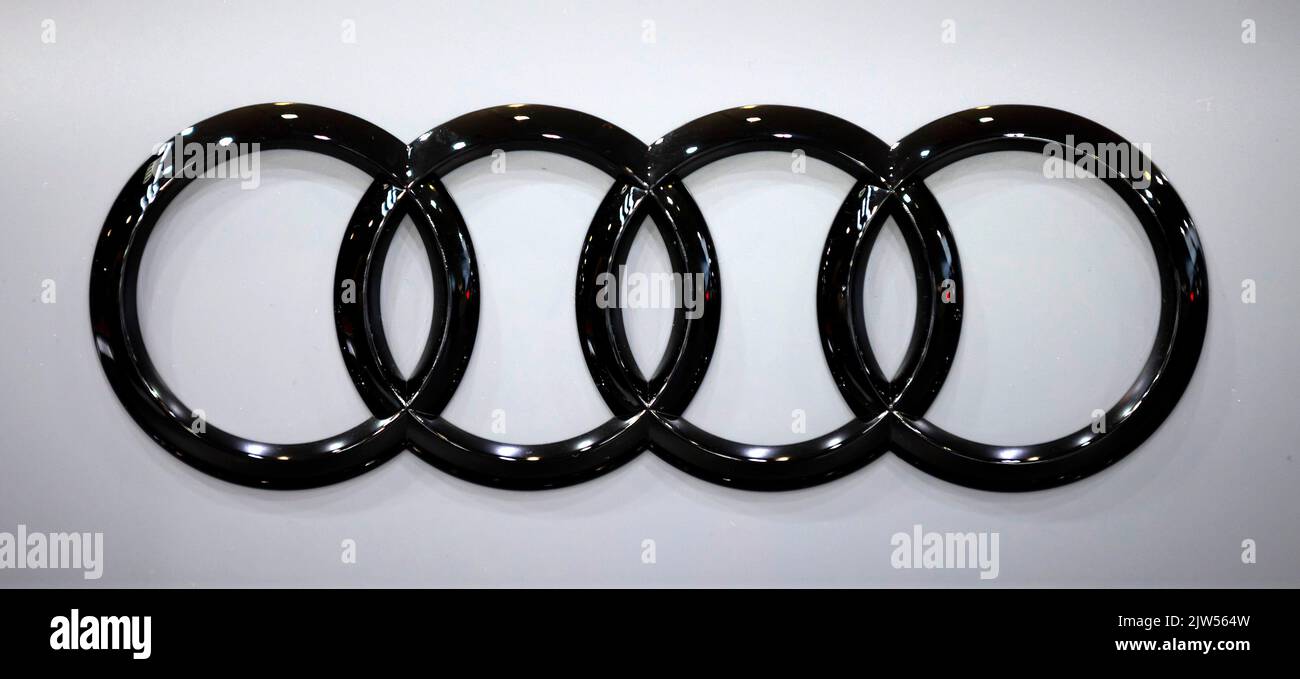 Sofia, Bulgarien - 3. Juni 2022: Nahaufnahme des Audi-Logos auf dem Automobilsalon in Sofia. Stockfoto
