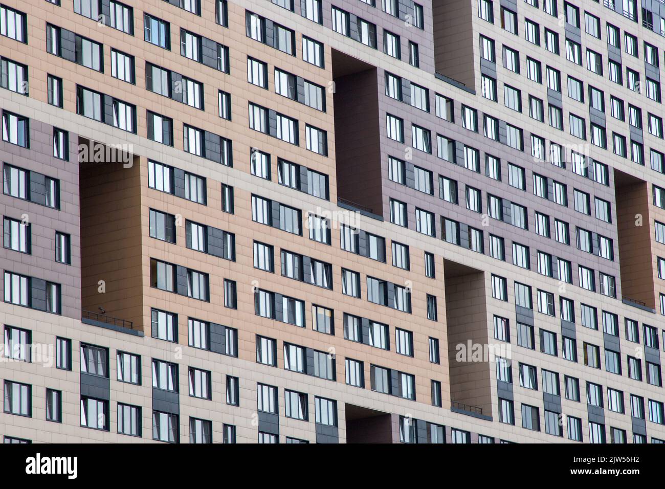 Fragment der Fassade eines modernen Wohnkomplexes. Stockfoto