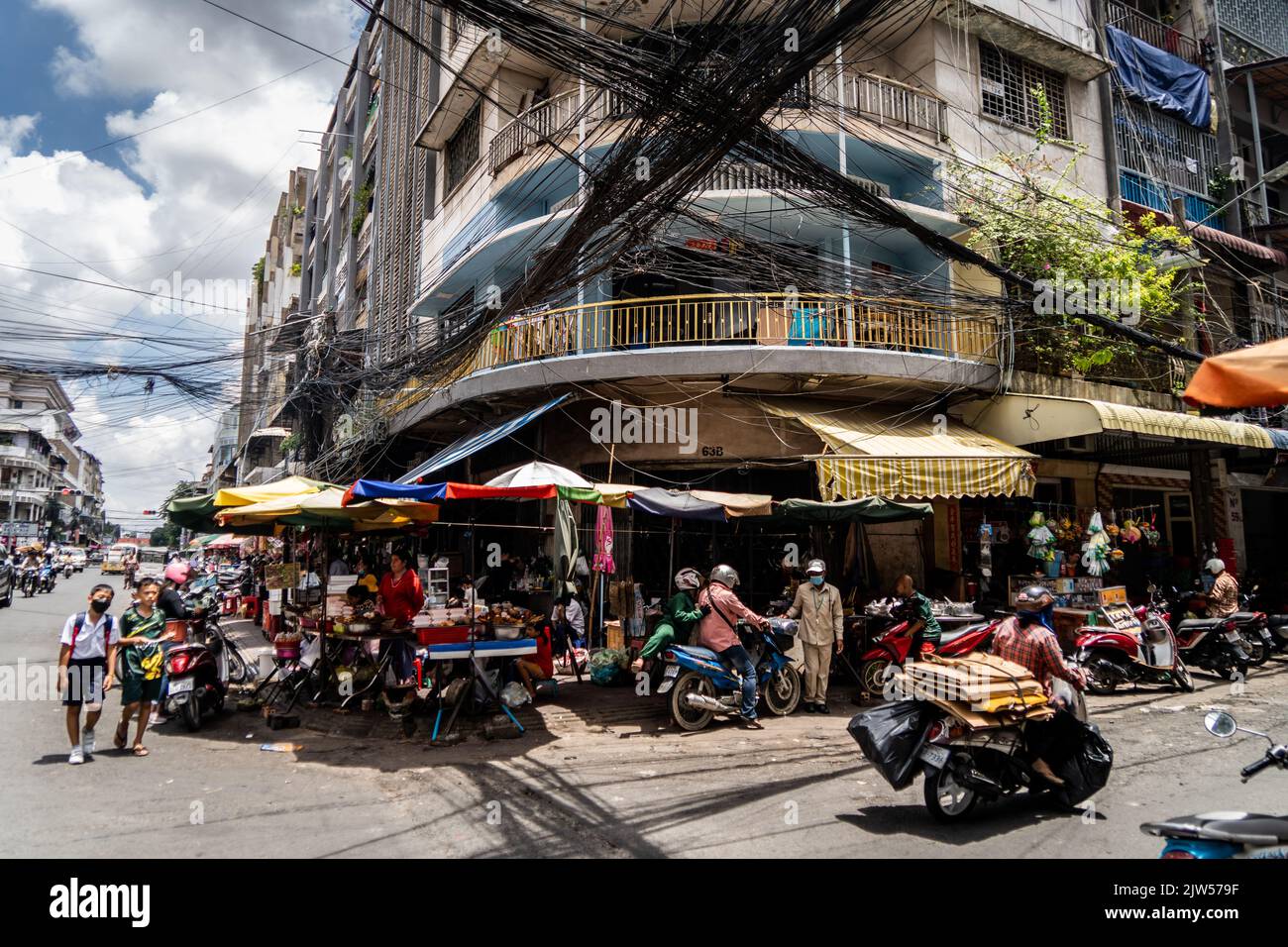 Phnom Penh, Kambodscha. 03. September 2022. In Phnom Penh hängen große Mengen verworrter Elektrokabel über einer belebten Straße. (Foto von Matt Hunt/SOPA Images/Sipa USA) Quelle: SIPA USA/Alamy Live News Stockfoto