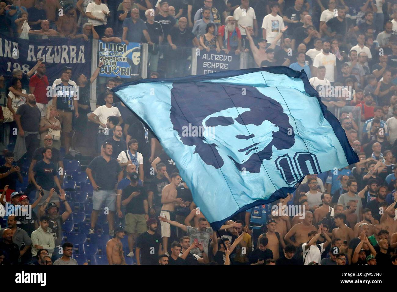 Rom, Italien. 3. September 2022. Napoli-Fans winken eine Flagge mit einem Porträt von Diego Armando Maradona während des italienischen Fußballspiels der Serie A zwischen Latium und Neapel im Olympiastadion von Rom.Quelle: Riccardo De Luca - Update Images/Alamy Live News Stockfoto