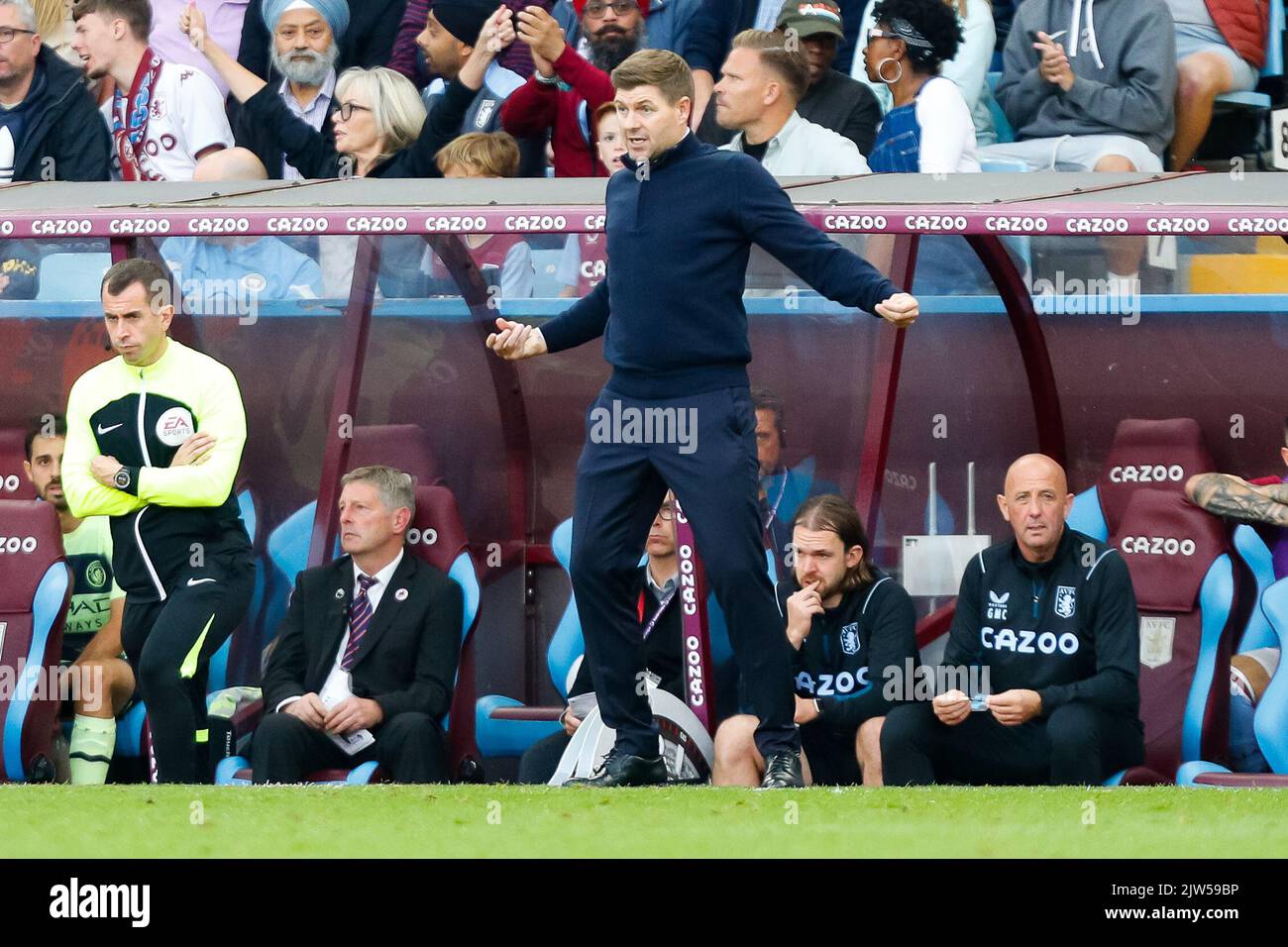 3.. September 2022; Villa Park, Aston, Midlands, England; Premier League Football, Aston Villa gegen Manchester City; Steven Gerrard, Cheftrainer der Aston Villa, ruft Anweisungen aus dem technischen Bereich Stockfoto