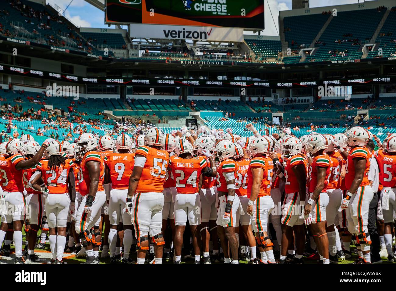 Miami Gardens, FL, USA. 3.. September 2022. Miami Hurricanes Team gegen Bethune-Cookman Wildcats Team während der College Football Saison 2022 der NCAA im Hard Rock Stadium in Miami Gardens, Florida. Kredit: Yaroslav Sabitov/YES Market Media/Alamy Live Nachrichten Stockfoto