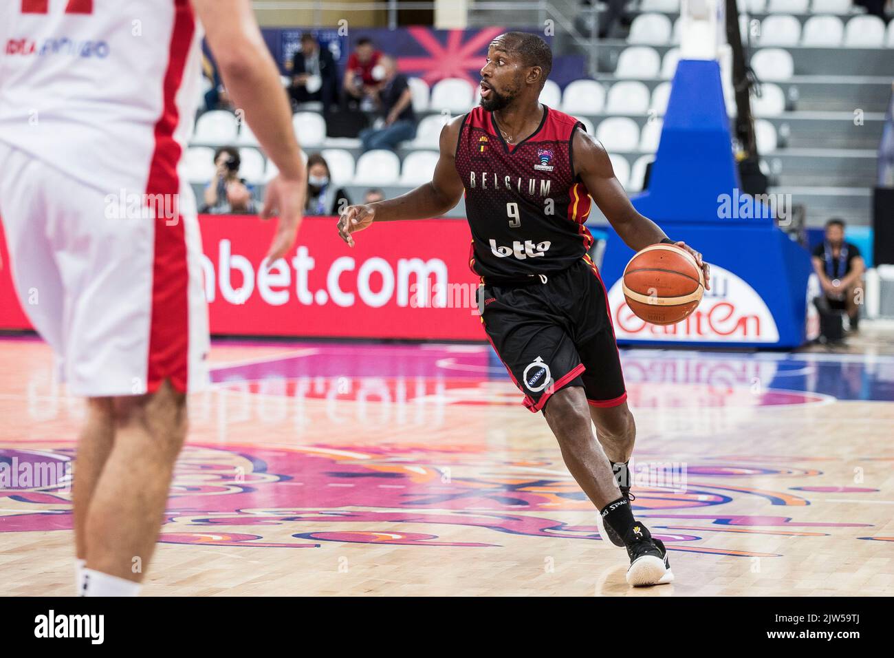 Jonathan Tabu aus Belgien, abgebildet während des Spiels zwischen Montenegro und den belgischen Löwen, Spiel zwei von fünf in der Gruppe A beim EuroBasket 2022, Samstag, 03. September 2022, in der Tbilisi Arena, in Tiflis, Georgien. Die Basketball-Europameisterschaft findet vom 1. Bis 18. September statt. BELGA FOTO NIKOLA KRSTIC Stockfoto