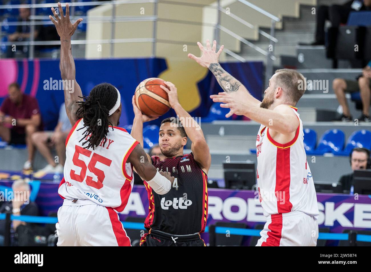 Maxime De Zeeuw aus Belgien, abgebildet während des Spiels zwischen Montenegro und den belgischen Löwen, Spiel zwei von fünf in der Gruppe A beim EuroBasket 2022, Samstag, 03. September 2022, in der Tbilisi Arena, in Tiflis, Georgien. Die Basketball-Europameisterschaft findet vom 1. Bis 18. September statt. BELGA FOTO NIKOLA KRSTIC Stockfoto