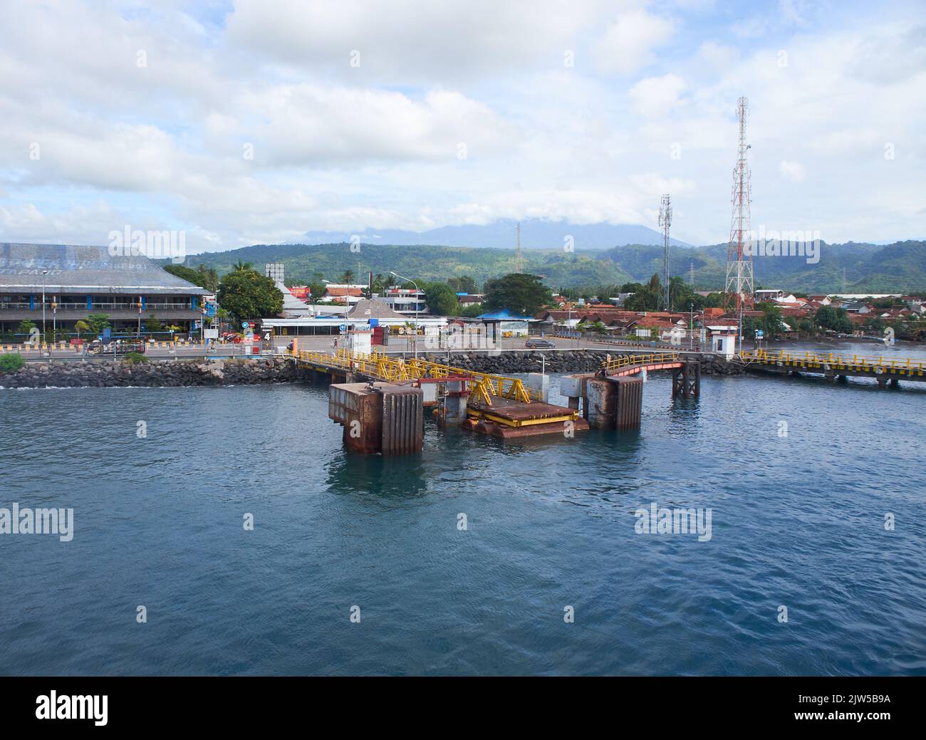 Die Atmosphäre einer Ecke des Ketapang Hafens, wenn es keine Fähren gibt Stockfoto