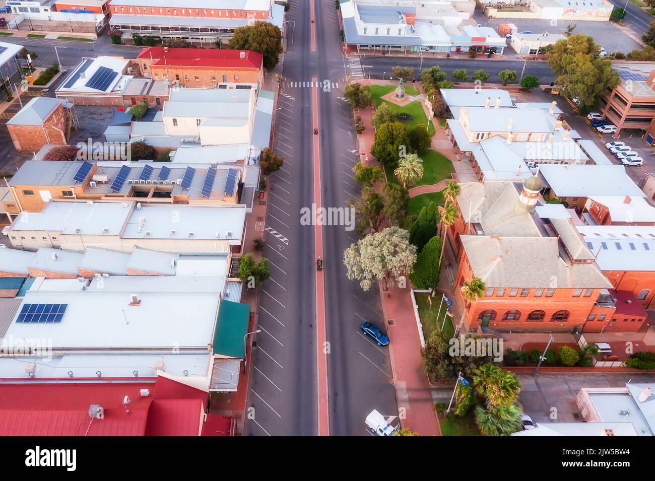 Downtown of Broken Hill Bergbau Industriestadt im Westen von NSW in Australien - Luftaufnahme von Sonnenaufgang. Stockfoto