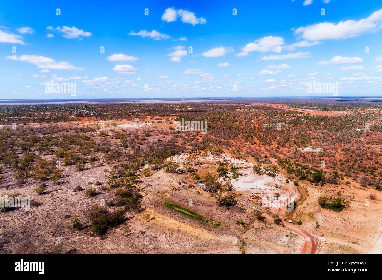 Flache Ebenen mit rotem Boden Australien Outback um Blitzkamm opal Minenschächte. Stockfoto