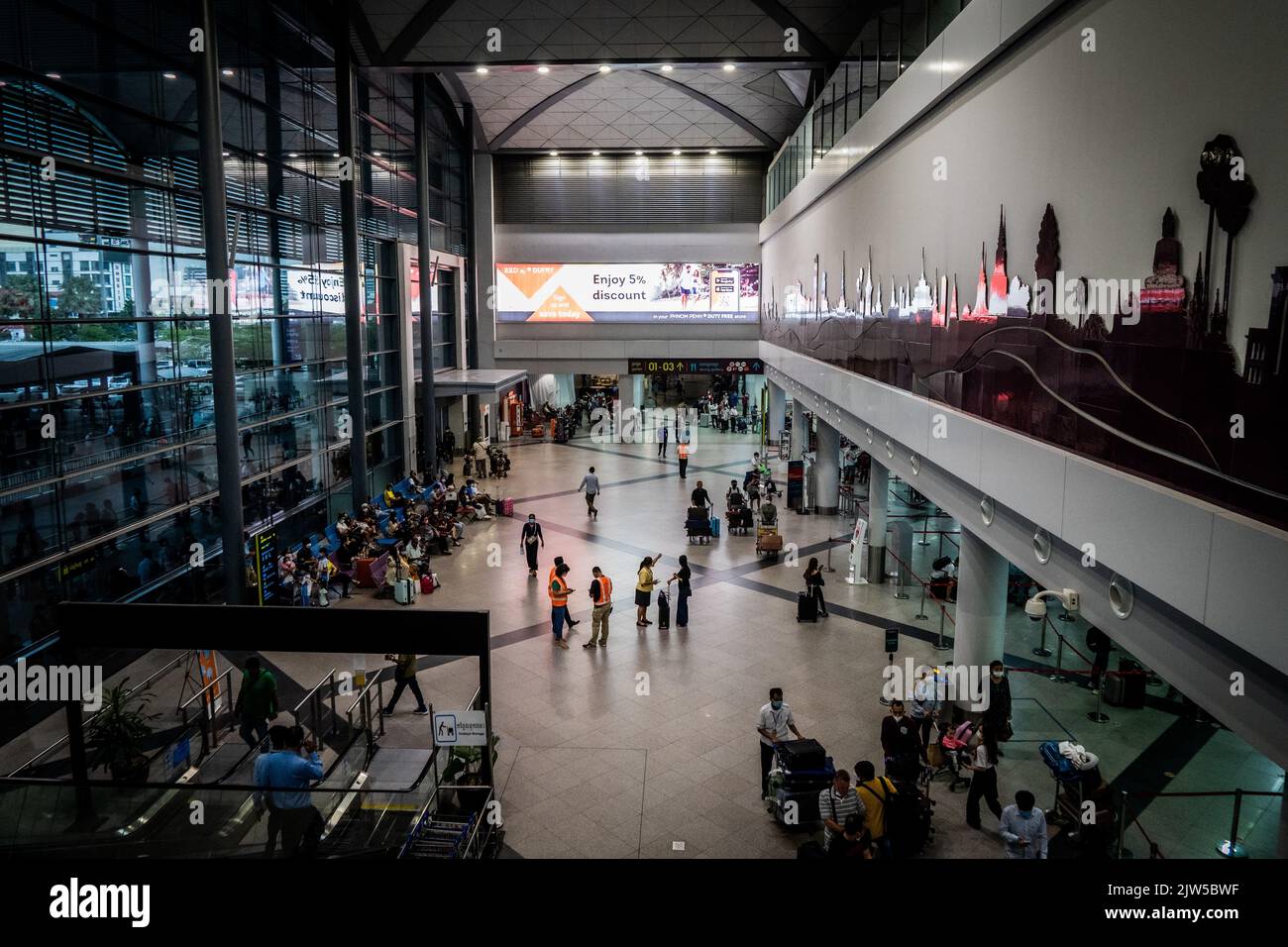 Phnom Penh, Kambodscha. 3. September 2022. Die Mitarbeiter des Flughafens Phnom Penh International Airport (PNH) werden beim Organisieren von Reisenden während eines Stromausfalls am Flughafen beobachtet. Szenen am Phnom Penh International Airport (PNH) während eines stadtweiten Stromausfalls. (Bild: © Matt Hunt/SOPA Images via ZUMA Press Wire) Stockfoto