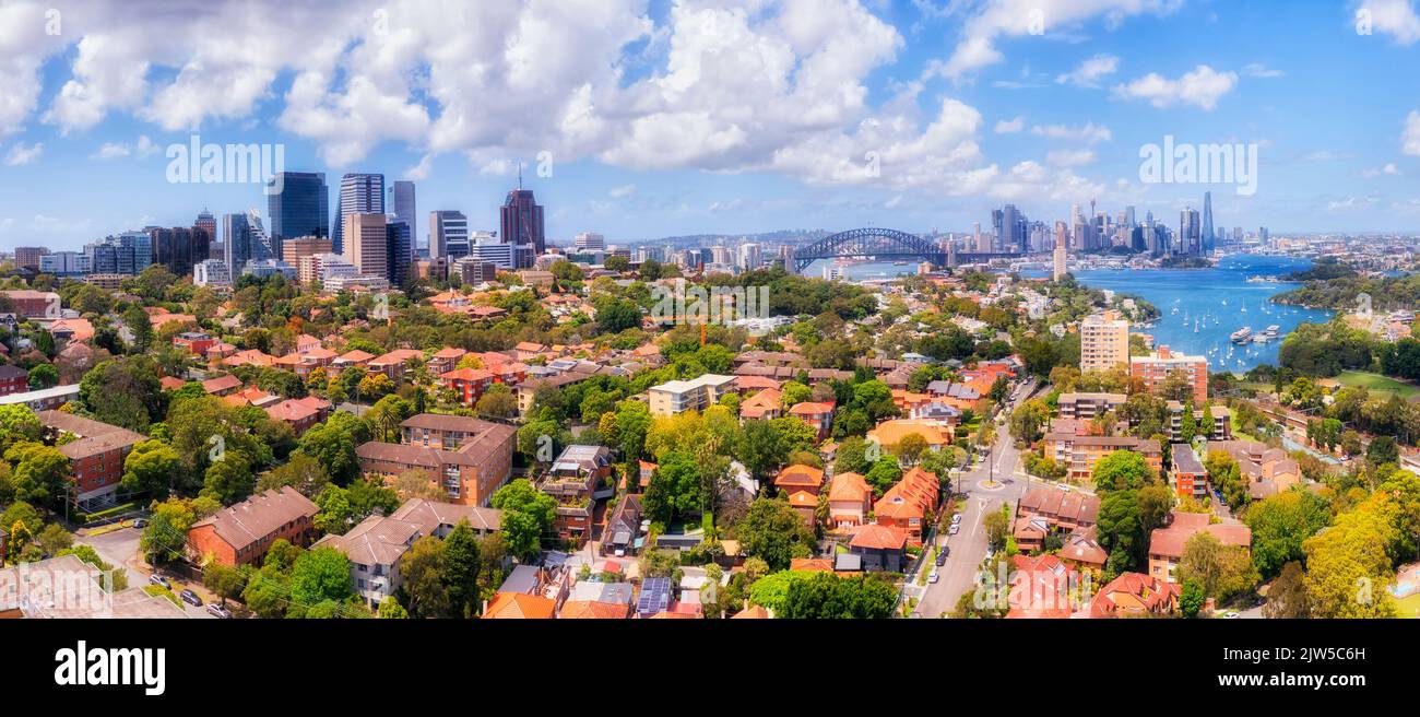Nahaufnahme eines Luftbildpanoramas von North Sydney zum Hafen und den entfernten Wahrzeichen Australiens im Geschäftsviertel der Stadt. Stockfoto