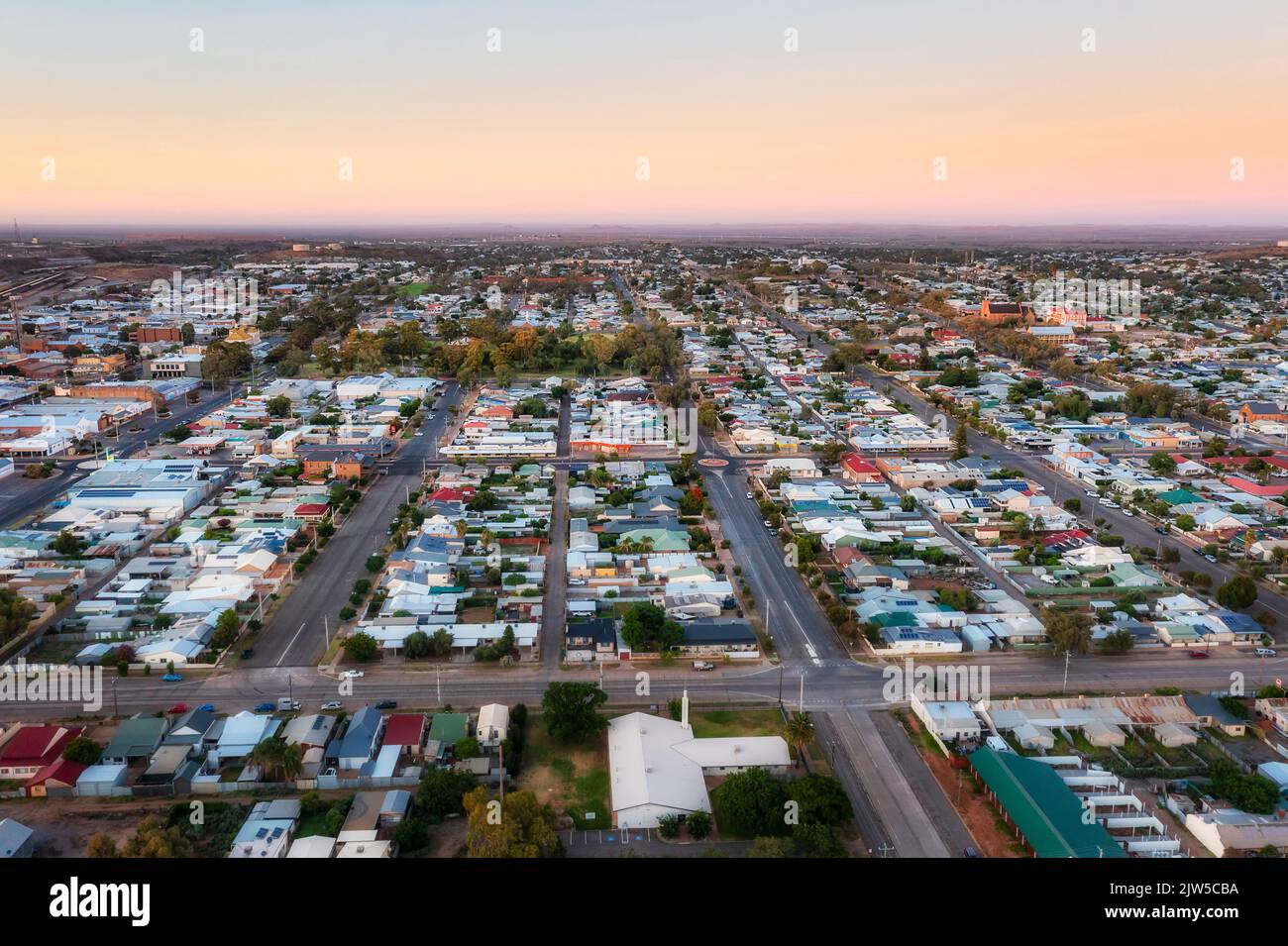 Downtown of Lightning Ridge abgelegene ländliche Stadt im Outback Australien - lokale Straßen, Opalminen und Geschäfte. Stockfoto