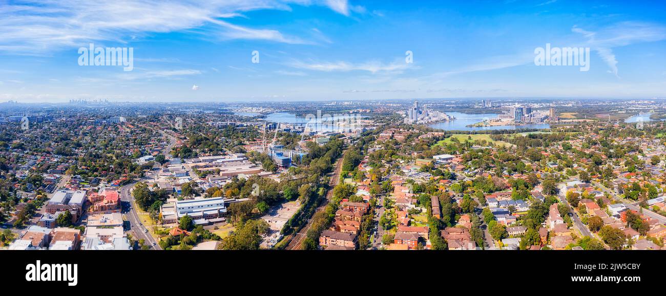Stadtbild der Skyline von Sydney über den Vororten von Ryde am Ufer des Parramatta River in West-Sydney - Luftlandschaft. Stockfoto