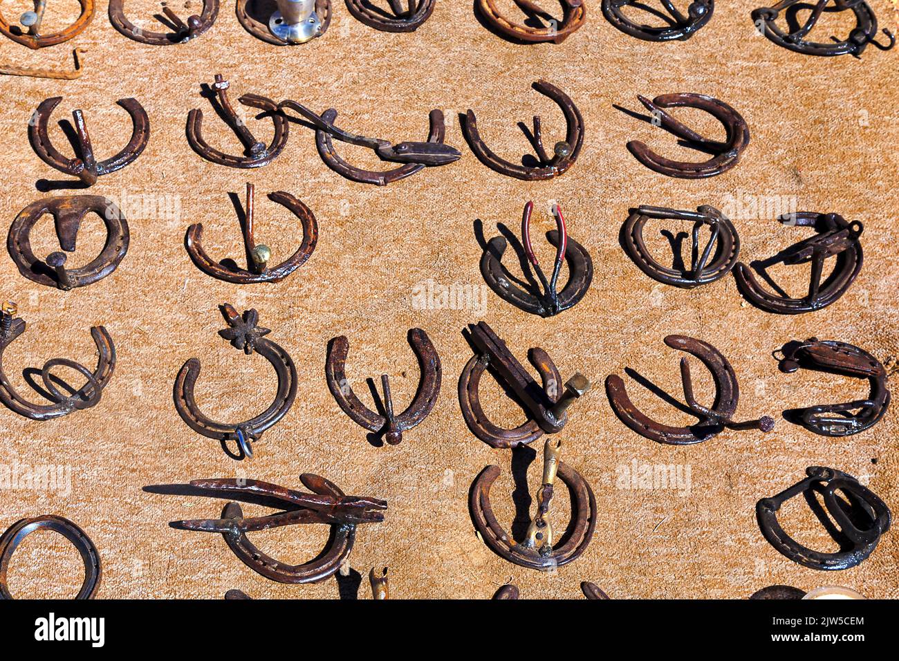 Sammlung alter alter alter alter Hufeisen mit Bolzen und Muttern in der abgelegenen Outback-Stadt Lightning Ridge in Australien. Stockfoto
