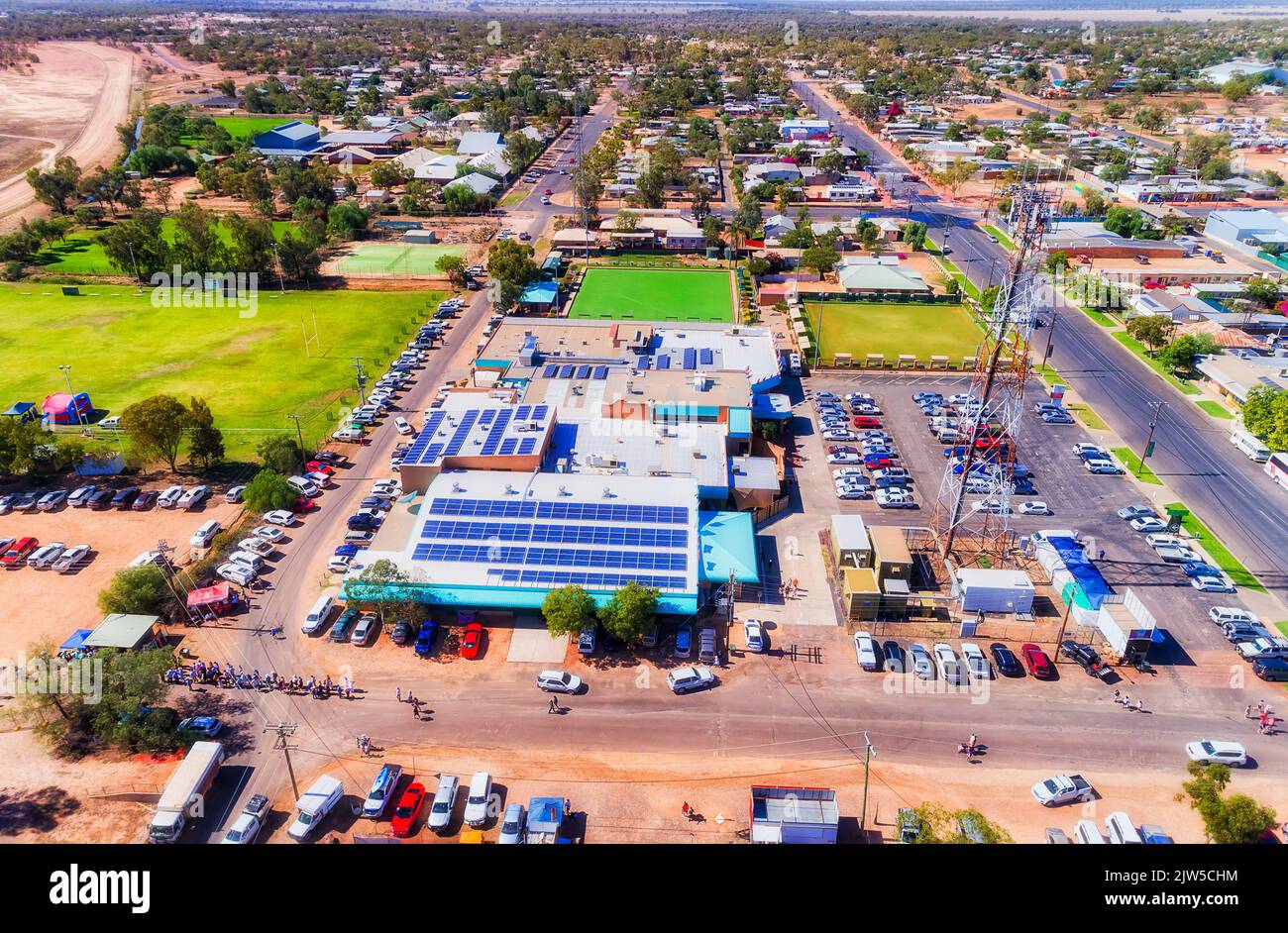 Downtown of Lightning Ridge abgelegene ländliche Stadt im Outback Australien - Opalminen und Geschäfte. Stockfoto