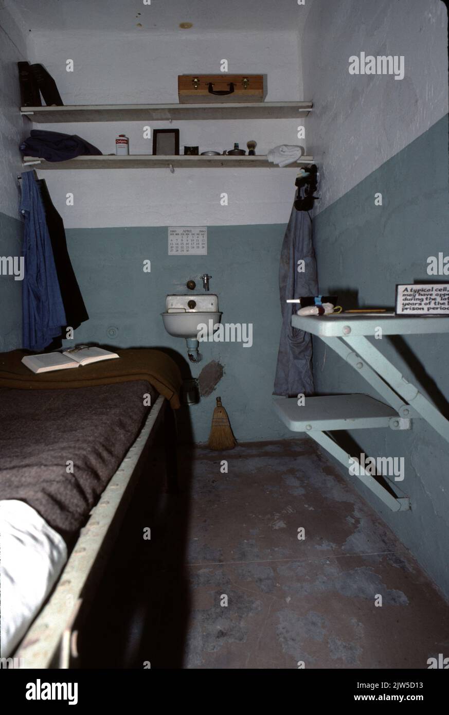 Alcatraz National Park, USA 6/1985. Alcatraz Island: Eine kleine Insel in der Bucht von San Francisco, 1,25 Meilen (2,01 km) vor der Küste von San Francisco, Kalifornien, USA. Mitte des 19.. Jahrhunderts war Alcatraz ein Leuchtturm, eine militärische Festung und ein Militärgefängnis. Im Jahr 1934 wurde die Insel in ein Bundesgefängnis, Alcatraz Federal Penitentiary, umgewandelt. Die Bucht von San Francisco hat starke Strömungen rund um die Insel und die kalten Wassertemperaturen machten eine Flucht fast unmöglich. Das Gefängnis wurde zu einem der berüchtigtsten in der amerikanischen Geschichte. Das Gefängnis schloss 1963 und die Insel ist heute ein wichtiger Tourist Stockfoto