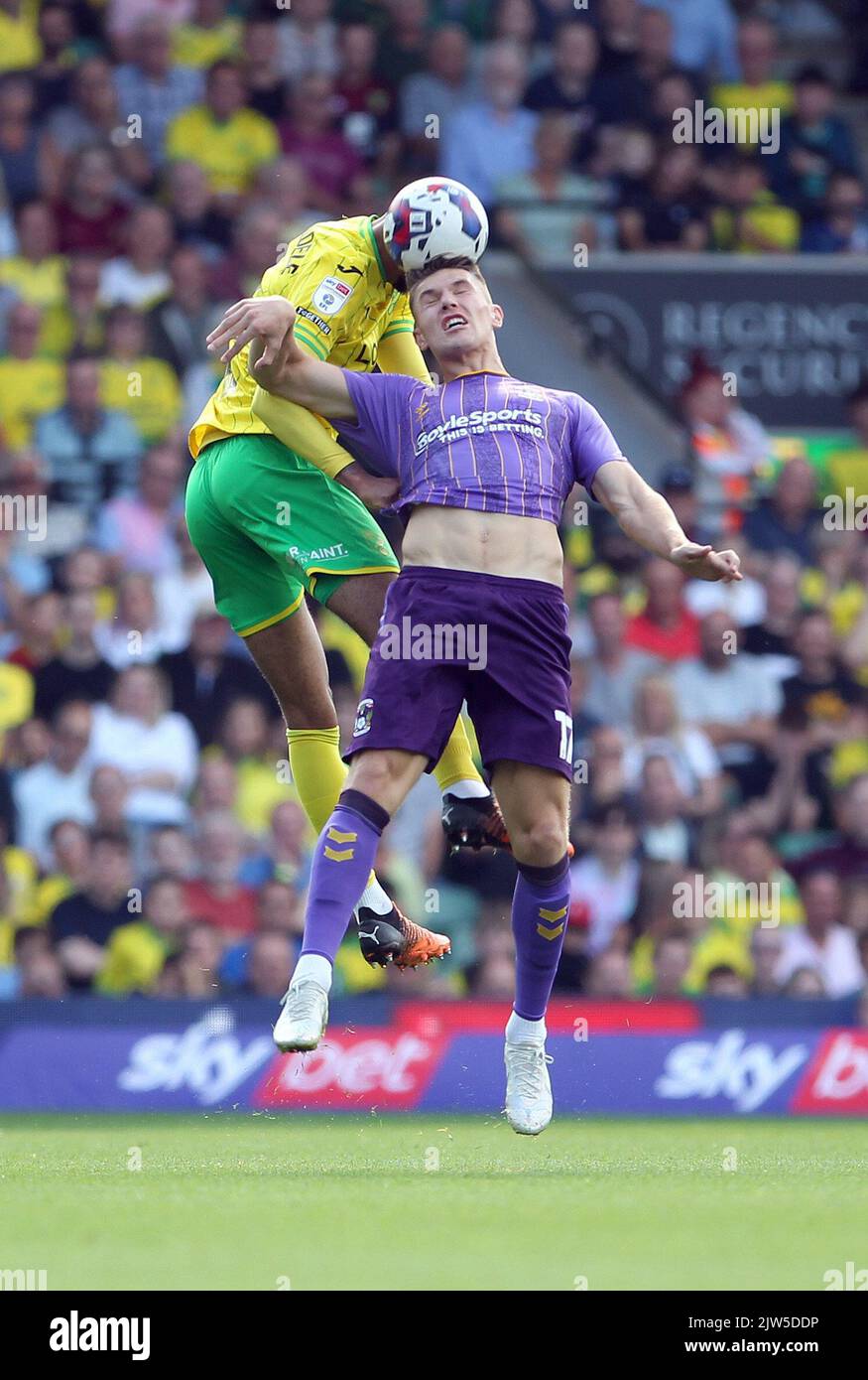 Norwich, Großbritannien. 03. September 2022. Andrew Omobamidele von Norwich City und Viktor Gyokeres von Coventry City haben sich beim Sky Bet Championship-Spiel zwischen Norwich City und Coventry City in der Carrow Road am 3. 2022. September in Norwich, England, einen Kopf auf den Luftball gesetzt. (Foto von Mick Kearns/phcimages.com) Credit: PHC Images/Alamy Live News Stockfoto