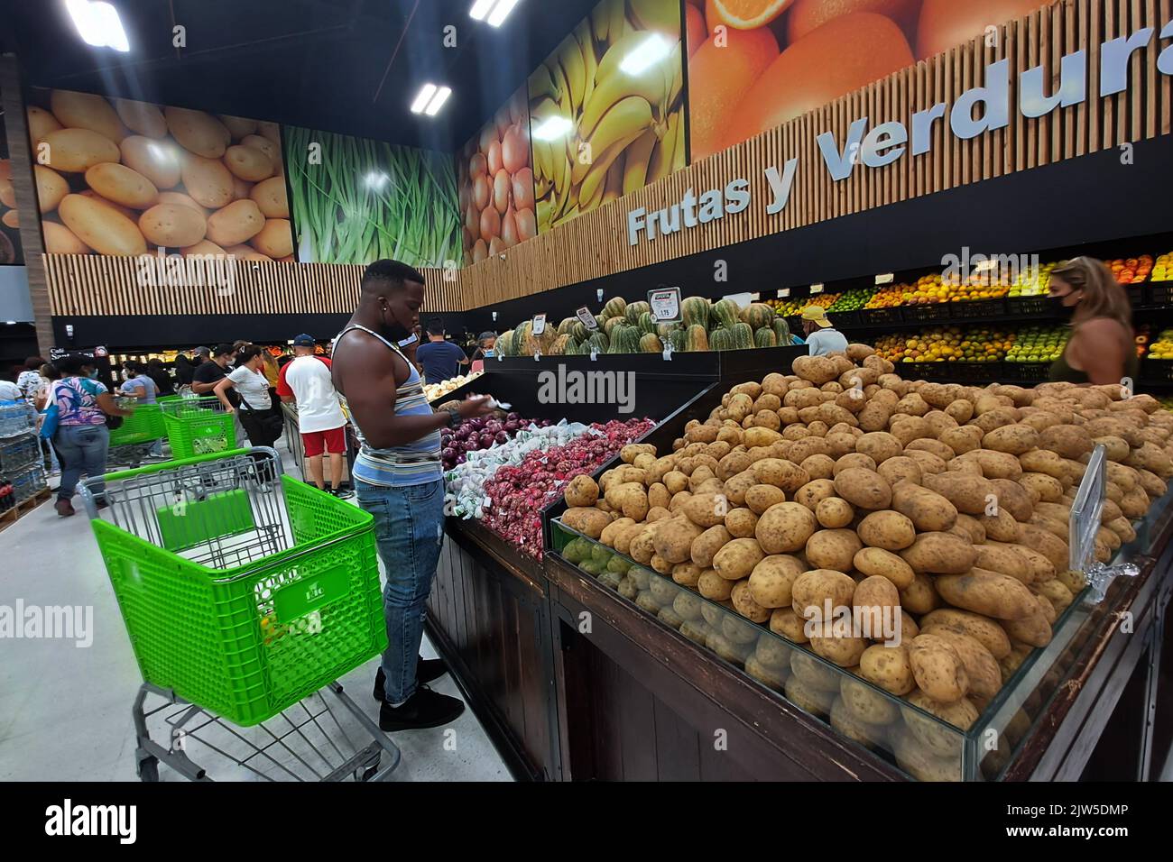 Guacara, Carabobo, Venezuela. 3. September 2022. 03. September 2022. Die Supermarktkette Rio Supermarket erreicht die zentrale Region Venezuelas, insbesondere die Stadt Guacara im Bundesstaat Carabobo. Es ist die 12. Zweigstelle im ganzen Land und die erste, die außerhalb des östlichen Venezuelas eröffnet wurde, da sieben auf der Insel Margarita, im Bundesstaat La Esparta, zwei in der Stadt CumanÃ, eine in MaturÃ-n und eine in Barcelona, im Bundesstaat Anzoategui, tätig sind. Foto: Juan Carlos Hernandez (Bild: © Juan Carlos Hernandez/ZUMA Press Wire) Stockfoto