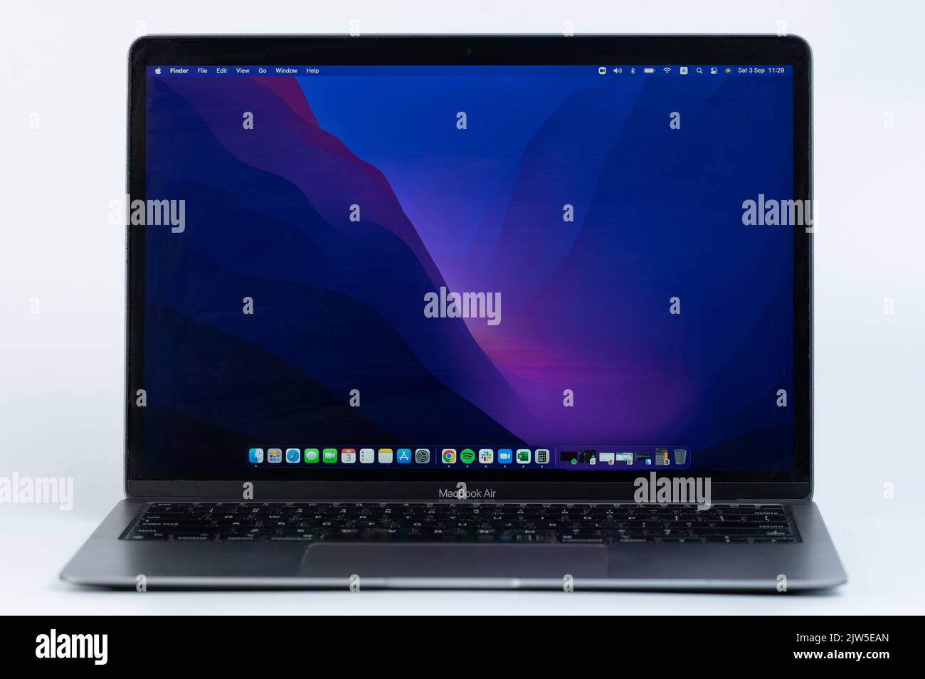 New york, USA - 3. september 2022: Offener macbook Air Laptop mit M1-Chip-Frontansicht auf weißem Studiotisch Stockfoto