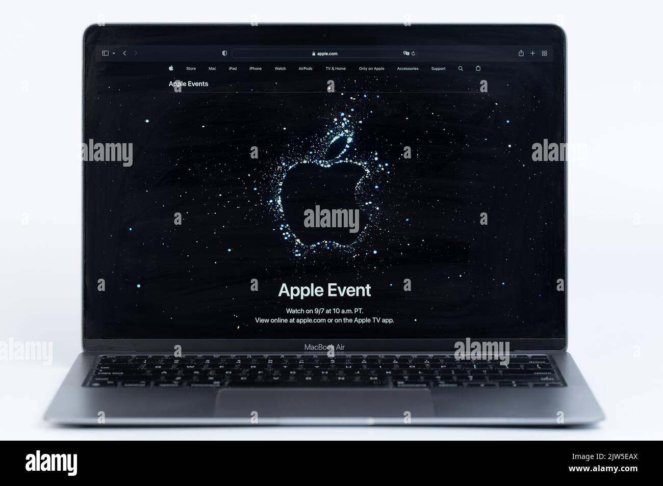New york, USA - 3. september 2022: Schauen Sie sich das neue Apple-Event auf der Website im Macbook Air Laptop an Stockfoto