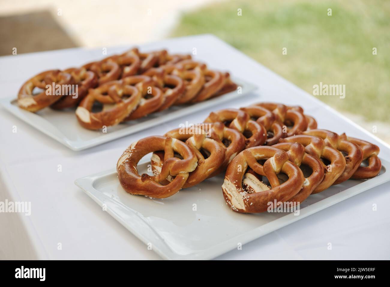 bayerische-brezeln-am-buffet-2jw5erf.jpg