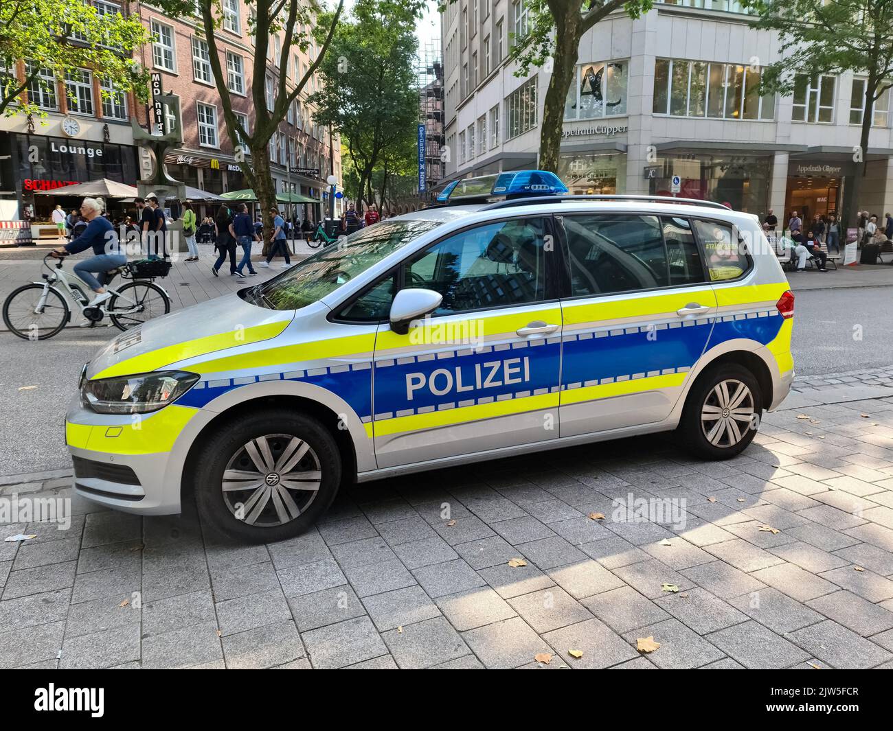 Hamburg, Deutschland - 03. September 2022: Ein deutsches Polizeifahrzeug in der Hamburger Innenstadt. Stockfoto
