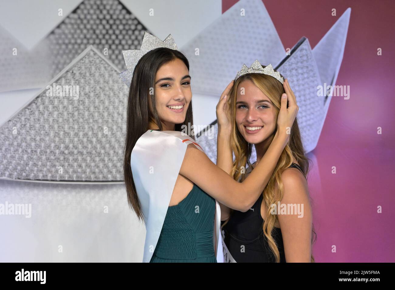 2. September 2022, Casciana Terme, Pisa, Italien: Nicole Ninci wurde von Miss Italy 2021 Zeudi di Palma im Finale des Schönheitswettbewerbs Miss Toscana 2022 in Casciana Terme gekrönt. (Bild: © Stefano Dalle Luche/Pacific Press via ZUMA Press Wire) Stockfoto