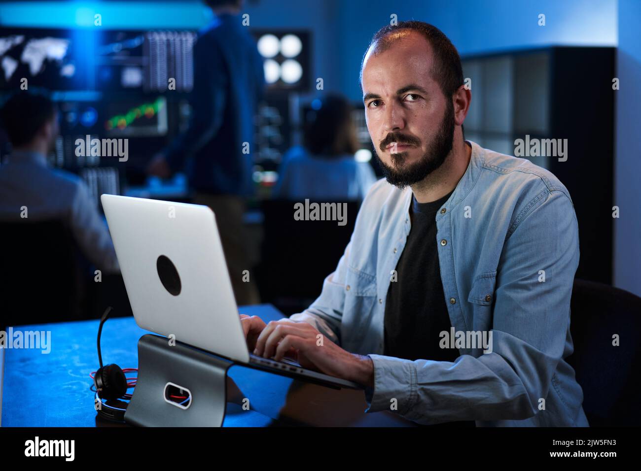 Aktienmarkt Trader Working Investment Charts, Grafiken, Ticker, Diagramme. Finanzanalyst und Digital Business man verkauft Shorts und kauft Longs Stockfoto