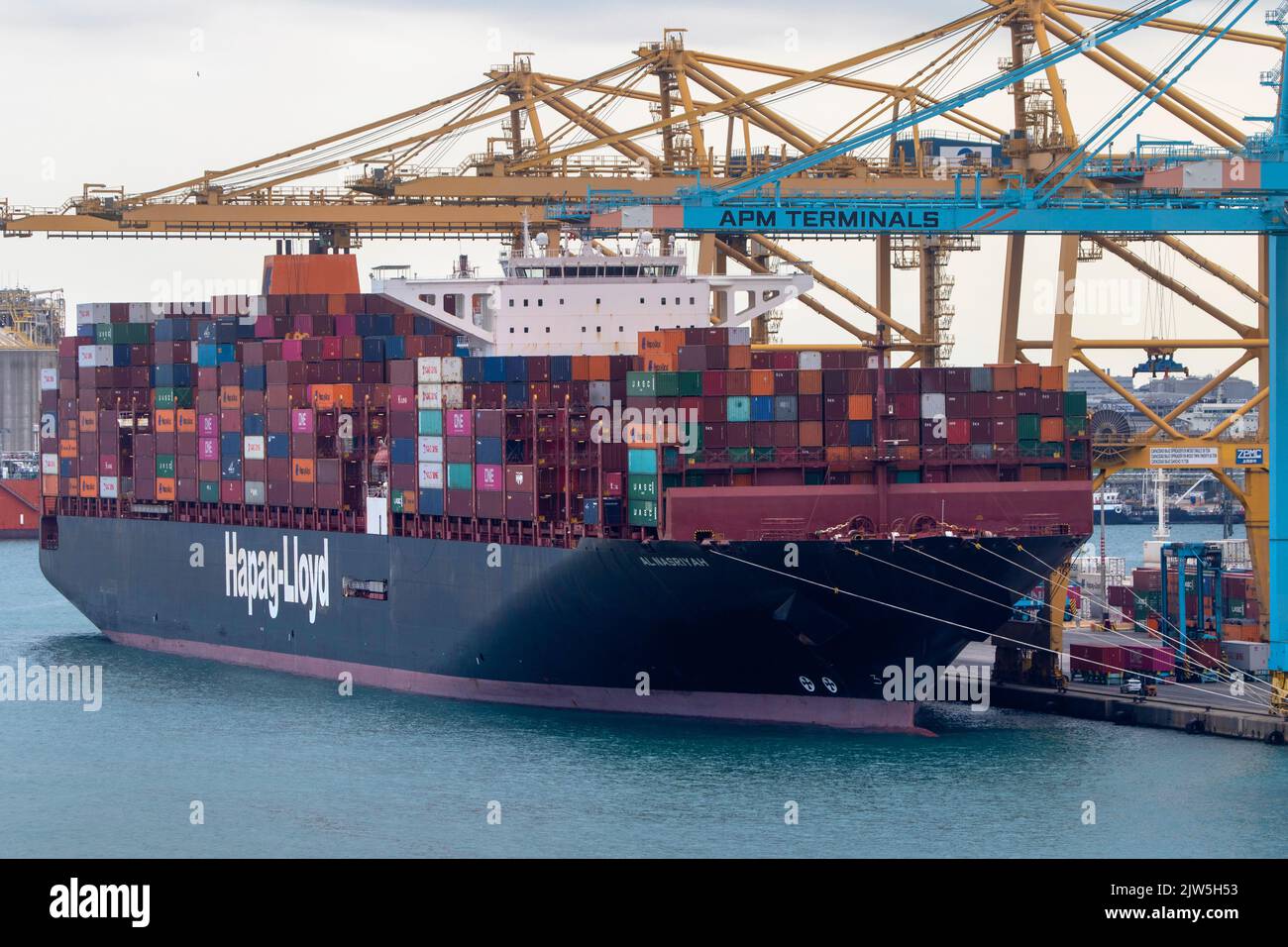 Hafen von Barcelona arbeitet mit Containerfracht in Containerschiffen Stockfoto