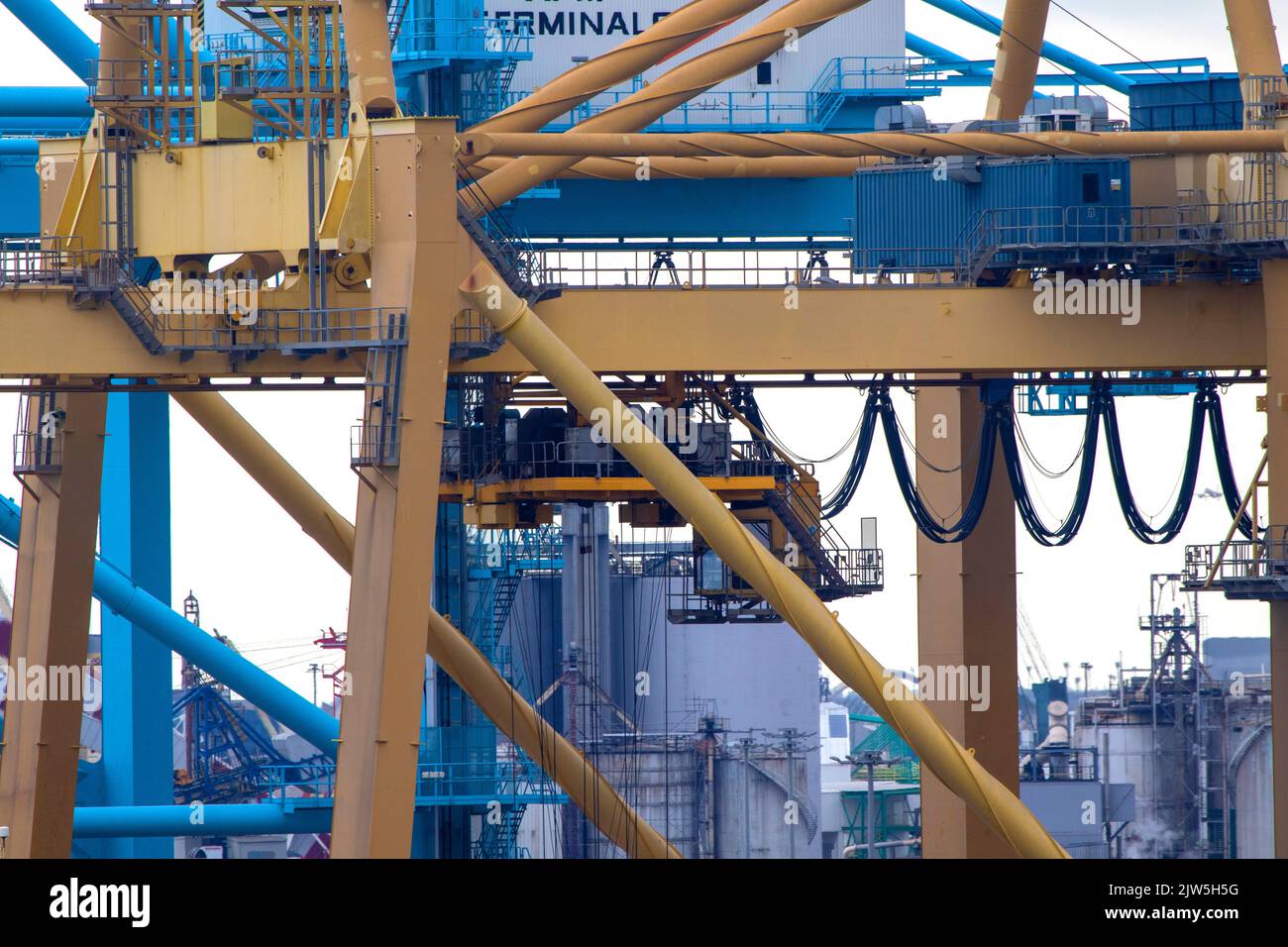 Hafen von Barcelona arbeitet mit Containerfracht in Containerschiffen Stockfoto