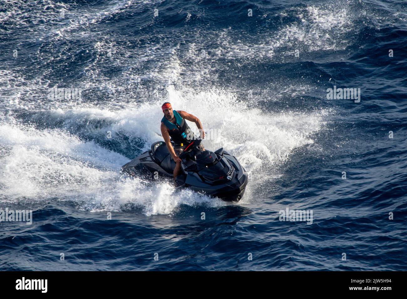 Young man Riding Jet Ski im Mittelmeer auf Ibiza Spanien Stockfoto